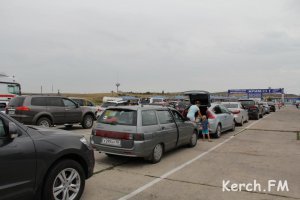 Новости » Общество: Время ожидания в очереди на Керченской переправе составляет до одного часа