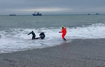 Новости » Общество: Еще одного человека в Крыму волной смыло в море
