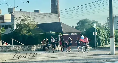 Новости » Спорт: Керчане ко Дню России устроили забег из Аршинцево до завода Войкова