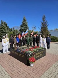 Новости » Общество: В Керчи прошла акция "Огонь Победы": керченский огонь повезут в Санкт-Петербург