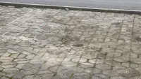 С тротуара на Кирова в Керчи решили сделать болото?