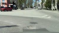 Новости » Общество: Водители, внимание! На Шлагбаумской площади сильно просела дорога