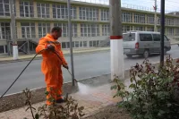 Сегодня в Керчи отмывали от грязи дорожку вдоль Адмиралтейского проезда