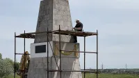 Новости » Общество: В Керчи начали ремонт памятника по дороге в Аджимушкай