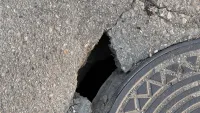 Новости » Общество: На Театральной проваливается участок дороги