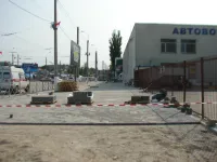 Новости » Общество: С фасадной части автовокзала Керчи заканчивают укладку нового тротуара