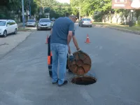 Новости » Общество: В Керчи на проезжей части Кирова почистили проблемный канализационный колодец