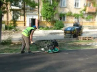 Новости » Общество: Во дворах МКД по улице Войкова в Керчи начали укладку асфальта на зонированных площадках