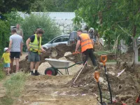 На аллее к школе № 26 в Керчи выполняют укладку нового электрокабеля