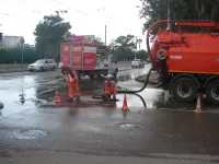 На перекрестке Фурманова и Горького в Керчи течет канализация