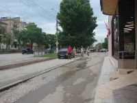 В Керчи в районе остановки "Луч" по дороге-дублеру продолжает бежать вода