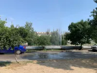 Новости » Коммуналка: У горбольницы №1 в Керчи бьет огромный фонтан