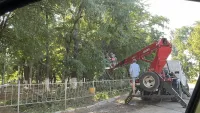 Новости » Коммуналка: На Пошивальникова начали пилить ветки деревьев благодаря вчерашнему шторму