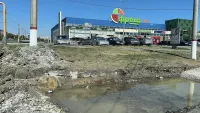Новости » Коммуналка: На Камыш-Бурунском шоссе водоканал оставил на дороге огромную яму