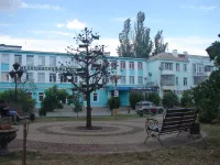 Новости » Общество: У генеалогического дерева в Керчи обновили скамейки