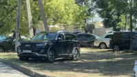 Новости » Общество: На газонах по Вокзальному шоссе водители массово устроили парковку