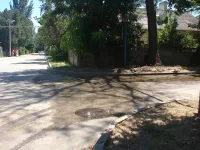 Новости » Общество: На улице Первых Космонавтов в Керчи из под люка бьет вода