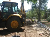 На аллее к школе № 26 в Керчи укладывают новые бордюры