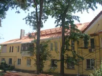 Новости » Общество: Капитальный ремонт кровли МКД Керчи не останавливается