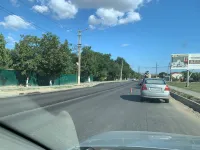 На Куль-Обинском шоссе в Керчи продолжают укладывать новый асфальт
