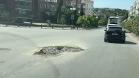 Новости » Общество: Водоканал оставил яму на центральной дороге в Керчи: водители обеспокоены