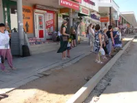 На платформе у автовокзала Керчи работы по обновлению плитки близятся к завершению
