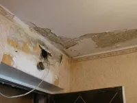 Новости » Общество: У керчанки из-за протекающей кровли рушится потолок