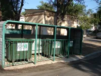 В районе Войкова, 38 в Керчи не хватает мусорных контейнеров