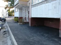 Новости » Общество: В центре Керчи у дома по Советской, 7 заасфальтировали тротуар