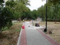 На керченской аллее к школе №26 увеличиваются погонные метры уложенного тротуара