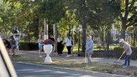 Новости » Общество: Метлы, грабли и цапки: Керчь встретила утро субботником