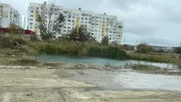 В Керчи на Индустриальном шоссе так и не могут устранить озеро