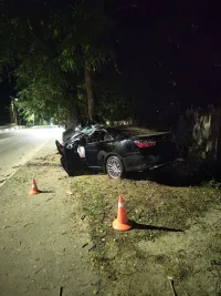 В Керчи подросток без прав за рулем Toyota Camry влетел в дерево