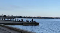 Новости » Общество: Керчане по вечерам выходят на рыбалку