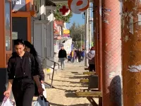 Новости » Общество: В Керчи вдоль торгового ряда по улице Еременко уложили новую тротуарную плитку