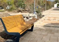 В Приморском парке устанавливают скамейки