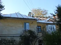 В Керчи продолжается капитальный ремонт кровель домов старого фонда