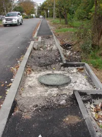 Новости » Общество: На улице Бардина в Керчи работы по ремонту тротуара так и не завершили