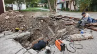 В выходные керченские тепловики продолжают чинить свои сети у дома по Сморжевского, 4