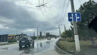 Дорогу на Камыш-Бурунском шоссе затопили нечистоты