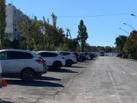 У дома №44 по Шоссе Героев Сталинграда закончили обустройство парковок