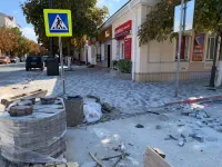 Новости » Общество: В Керчи продолжаются работы по замене тротуарной плитки на улице Козлова