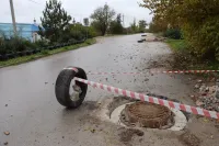 Аварийные люки в Аршинцево продолжают ремонтировать