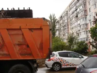За домом по Генерала Петрова, 16 в Керчи вывозят старые бордюры