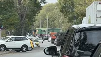 В Керчи водители игнорируют красный сигнал светофора и едут под поезд