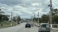 На Камыш-Бурнском шоссе начали устанавливать новые бордюры