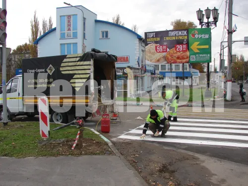 Новости » Общество: На съездах с улицы Горького в Керчи наносят пешеходную разметку