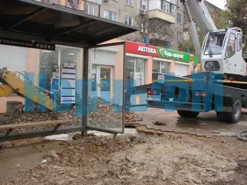 Новости » Коммуналка: Под остановкой "Авиакассы" в Керчи ремонтируют водовод