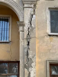 Новости » Общество: В Керчи в доме по Фестивальной, 6 образовалась огромная трещина