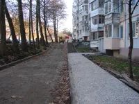 У дома по Генерала Петрова, 16 заасфальтировали тротуар и подходы к подъездам